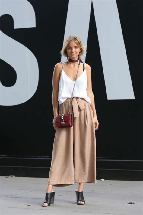 модные женские брюки юбка с белой майкой | Looks, Estilos de verão ...