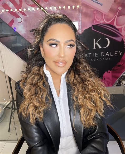 Katie - 𝗕𝗔𝗡𝗞 𝗛𝗢𝗟𝗜𝗗𝗔𝗬 𝗠𝗢𝗢𝗗 💘💘 Learn your face this month with us for