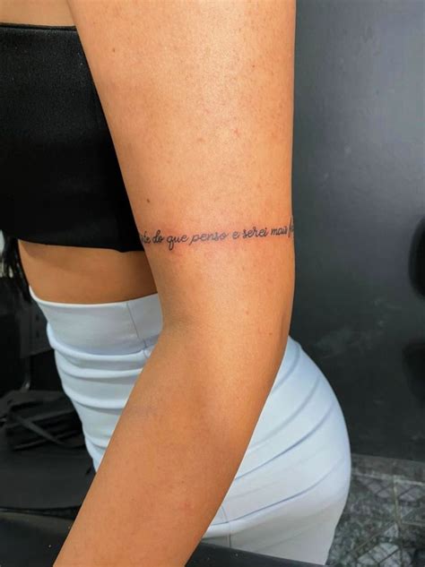 Bracelete Tatuagem Frase No Braço Feminina