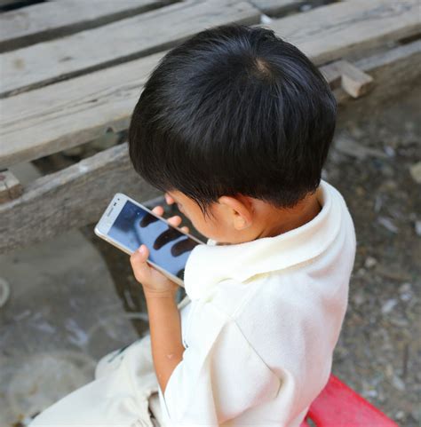 小学生YouTuber为了点击率！利用「偷拍妈妈」来赚钱！