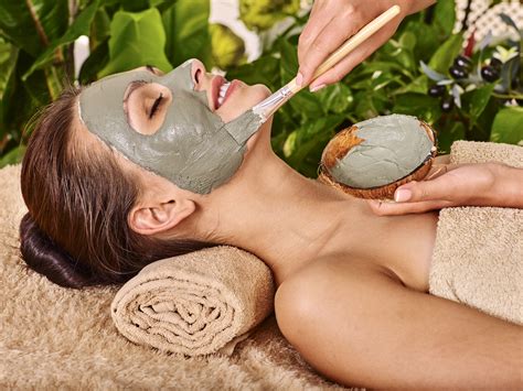 Maximizing Hydration: How Hyaluronic Acid Improves Skin Moisture Levels