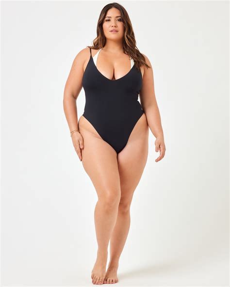 Best Clothing Choices for Curvy Figures: From High-Waisted Jeans to