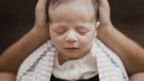 É Normal Bebê Suar Muito A Cabeça Quando Mama - Por que meu bebê suora a cabeça e o que fazer - Mães e filhos