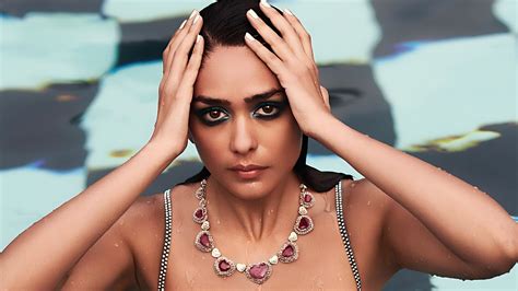 Mrunal Thakur Wallpaper 4K, Swimsuit, Photoshoot