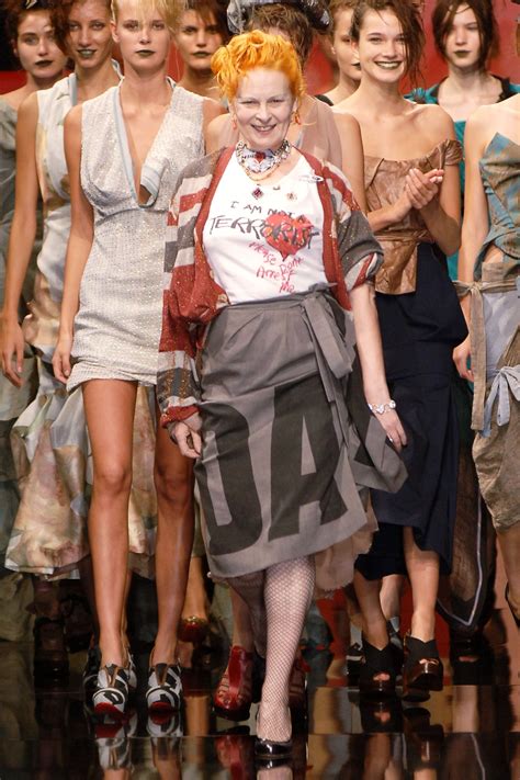 Vivienne Westwood s’est éteinte à 81 ans, retour sur la carrière de “l
