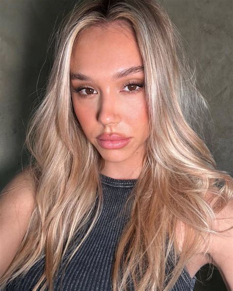 Alexis Ren 01/16/2023 • CelebMafia