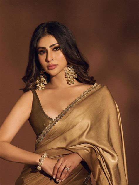 mouni roys stunning saree   summer  zoom tv