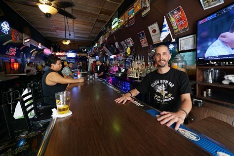 Can Hawaii's Oldest Dive Bar Survive Chinatown's Invading Hipsters