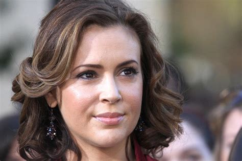 Alyssa Milano Extra at the Grove in Los Angeles November 30, 2010 Unrated