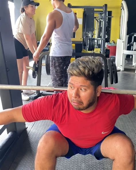 Cuando vas al gym 💪🏼 y tu entrenador no te atiende por estar con la