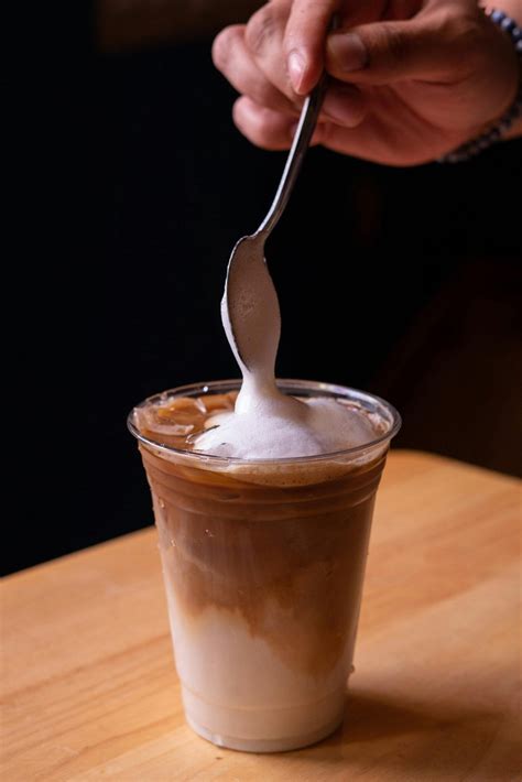 Iced flat white vs latte: two excellent coffee tastes