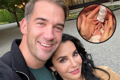 Martha Higareda y Lewis Howes dan la bienvenida a sus gemelas tras un