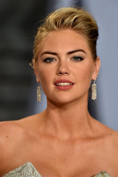 Kate Upton lleva un vestido de novia de Valentino | Vogue