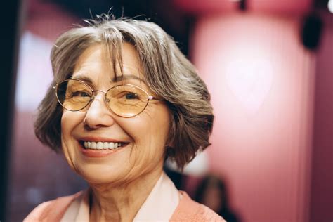 Gelbe Zähne im Alter? Ursachen & was Sie dagegen tun können