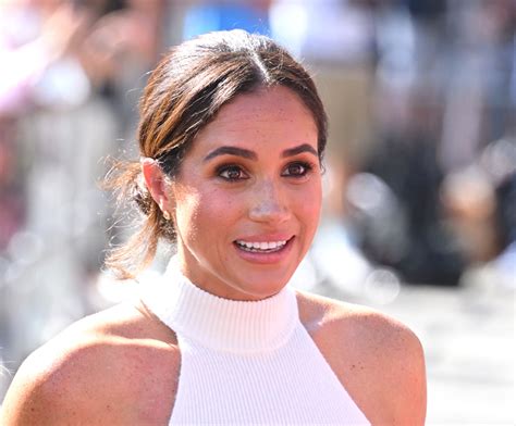 Meghan Markle Curtsying in 'Suits' Goes Viral After Netflix Claims