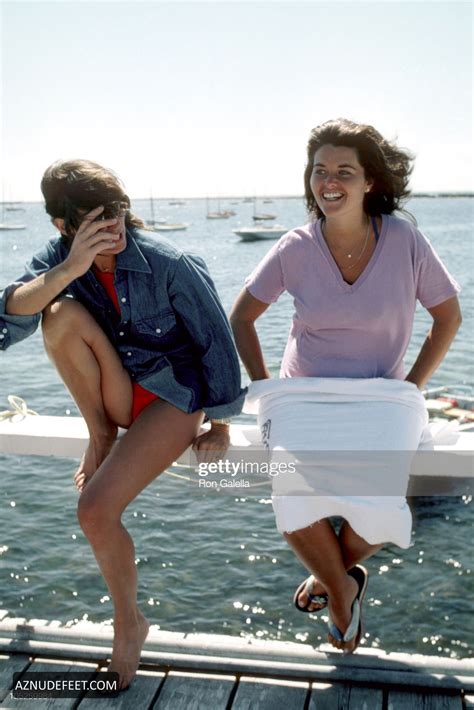 SUSAN SAINT JAMES Feet - AZNudeFeet