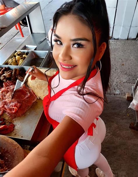 Taquera de Jalisco se vuelve viral por su incomparable belleza y la