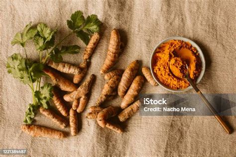 akar kunyit segar  organik  bubuk sebagai latar belakang curcuma