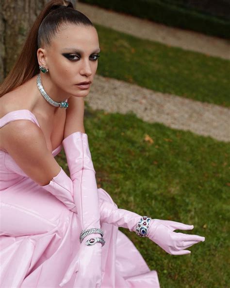 Serenay Sarıkaya Dekolteli Gömleğiyle Nefes Kesti - Sayfa 26