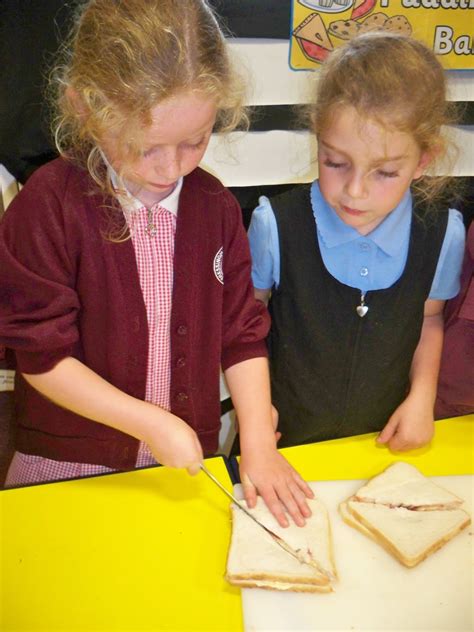 Hedgehogs : Making marmalade sandwiches
