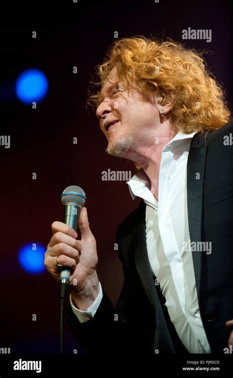 Simply red singer mick hucknall hi-res stock photography and images - Alamy