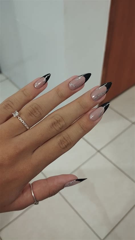 Unha Amendoada Francesinha Com Glitter - Inspiração de esmaltação | Francesinha e glitter, Unha amendoada preta ...