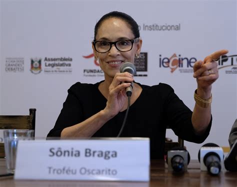Festival de Gramado abre com Sonia Braga "solar" e gritos de "fora