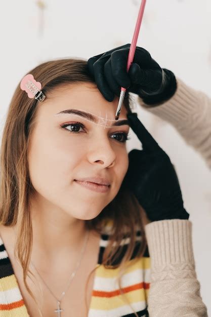 Premium Photo | Close-up of eyebrow shaping procedure