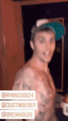 Justin Bieber Taking Off His Shirt GIFs | Tenor