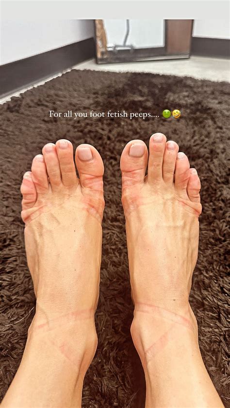 Julianne Hough Wikifeet: Inside the Viral Phenomenon - u4drlqf