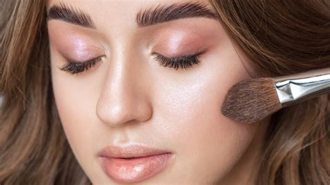 how to put on highlighter and blush