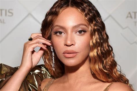 Ícone acessível! Beyoncé usa cílios baratinhos em show em Dubai ...