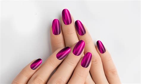 Rosa y negro en las uñas, manos de señorita con diseño de arte de uñas ...
