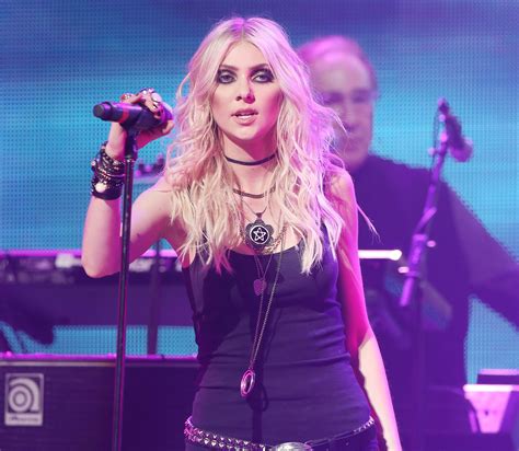 The Grinch alum Taylor Momsen shows off her underboob and six-pack abs