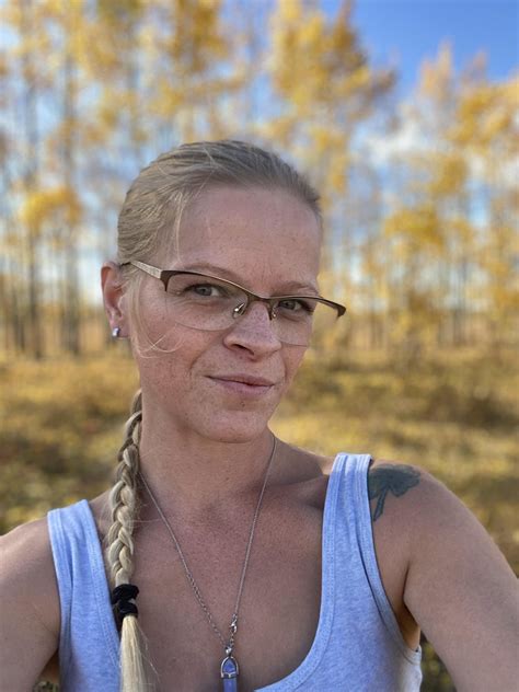 Sexy mama. Loves nature and dreams of owning property in the country