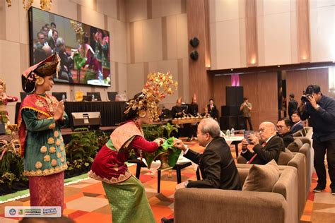 Dekan Hadiri Pertemuan Ilmiah Nasional Perhimpunan Onkologi Indonesia ...