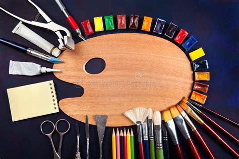 Инструменты художника стоковое изображение. изображение насчитывающей ...