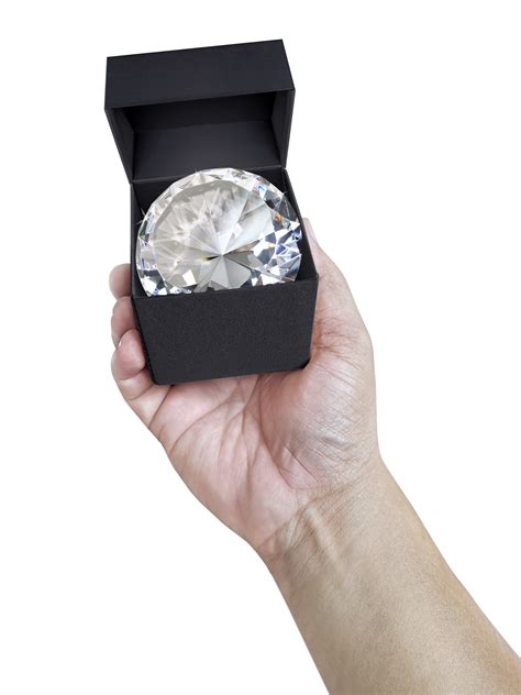 Dazzling diamond in a gift box on hand. transparent background 25217750 PNG