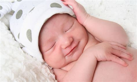 tahap perkembangan bayi usia   bulan  kecil bagaimana