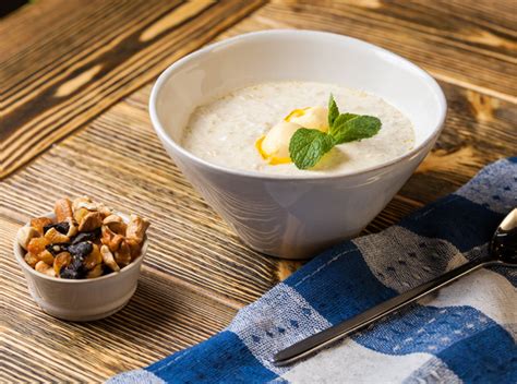 Как в детстве: молочная каша с сухофруктами и орешками | MARIECLAIRE