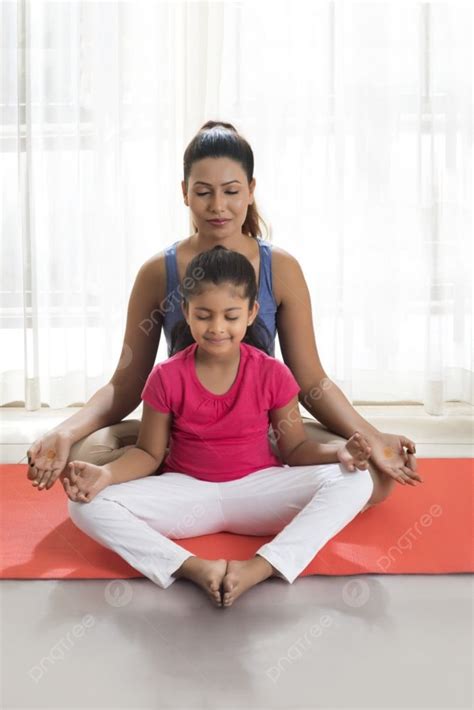 Fundo Mãe E Filha Fazendo Yoga E Meditando Foto E Imagem Para Download