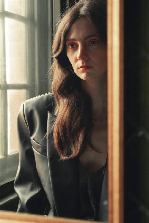 Tanya Reynolds: Mettersi a Nudo in 'Sex Education' e Combattere l'Ansia