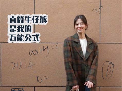 花花正在抱着坏的转转椅思考熊生，突然掉下两只大熊猫，吓的花 …