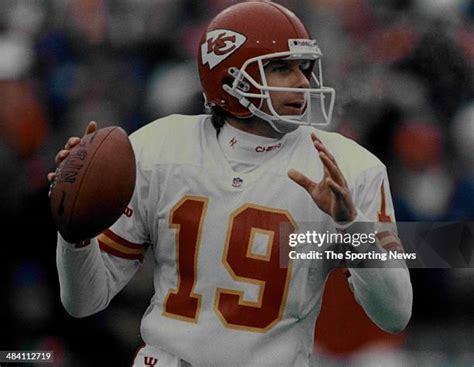 Joe Montana Chiefs Photos and Premium High Res Pictures - Getty Images