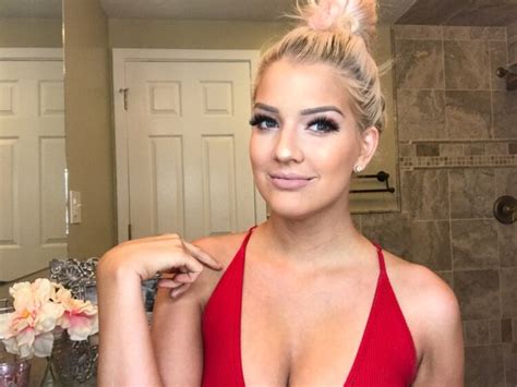 4 Hot Sexy Ruth Lee Bikini Pics