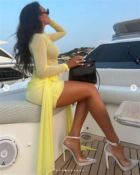 Cristiano Ronaldos busty WAG Georgina Rodriguezs skintight top leaves 