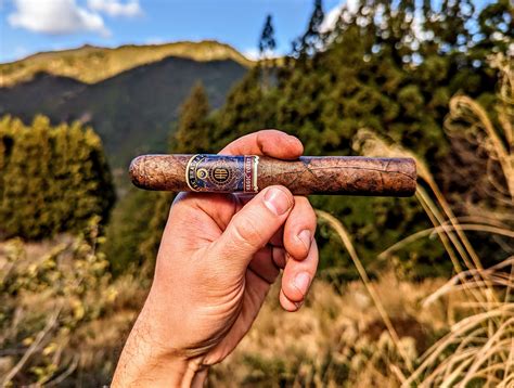 Alec Bradley "Magic Toast" Review: Return of the Boxy Breakfast Cigar