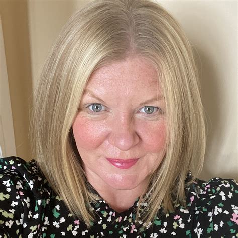 Political analysts are criticizing details found in the Nicole Wallace bio 28