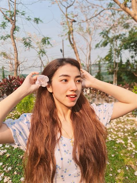 Pan Yaung Chel (ပန်း ရောင်ခြယ်) lyrics with translations