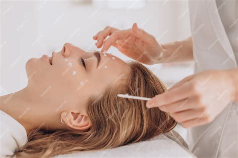 Женщина косметолога, имеющая косметические процедуры | Бесплатно Фото